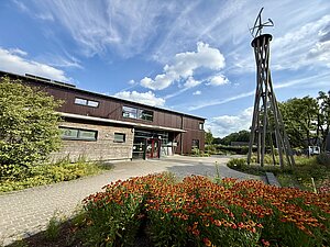 Staudenbeete vor dem Haupteingang der Station Natur und Umwelt