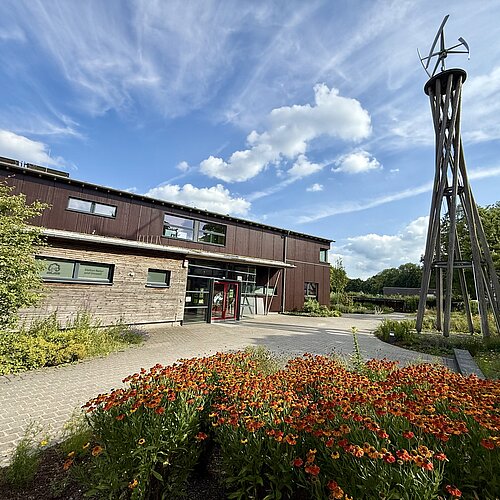 Staudenbeete vor dem Haupteingang der Station Natur und Umwelt