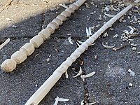 Zwei selbstgeschnitzte Zauberstäbe auf Steinboden